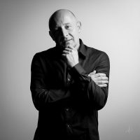 portrait d'homme sur fond blanc en noir et blanc