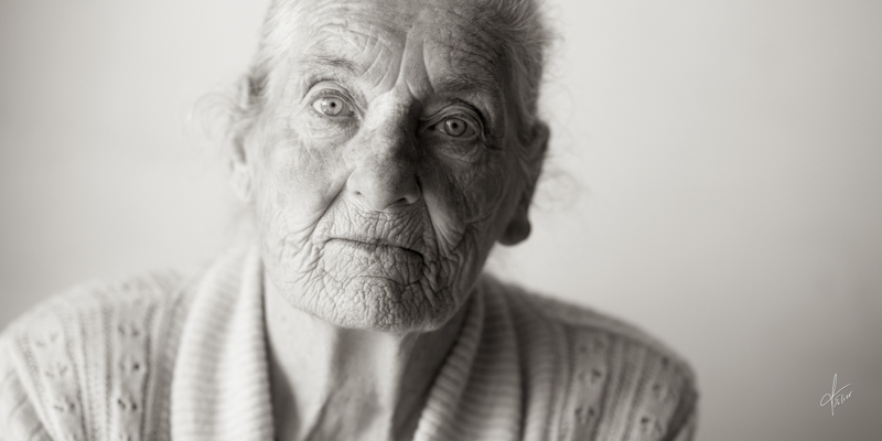 portrait d'une vieille femme en noir et blanc