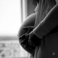 photo grossesse maternite femme enceinte noir et blanc