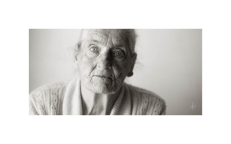 portrait de femme agée en noir et blanc