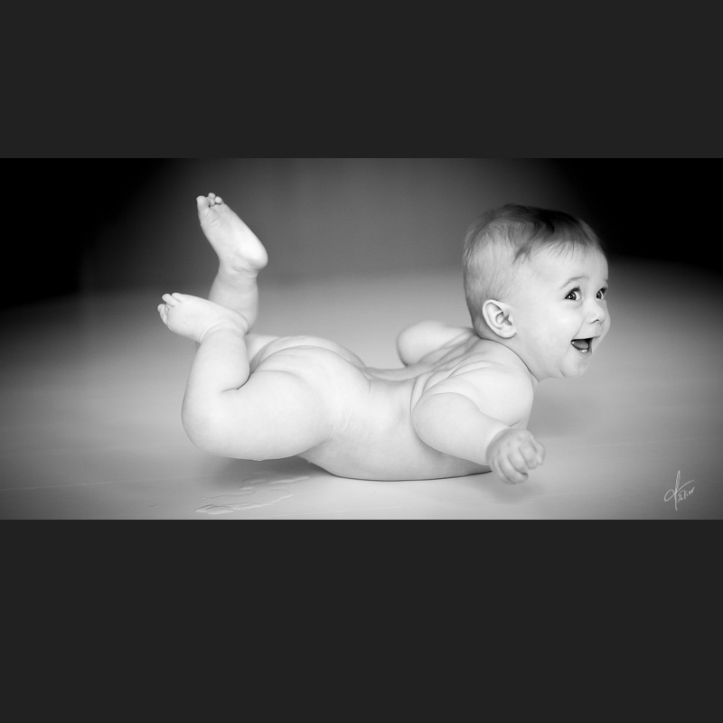 portrait bébé nu noir blanc