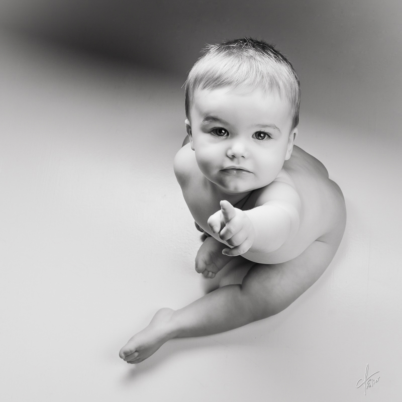 photo portrait enfant nu noir et blanc fond blanc